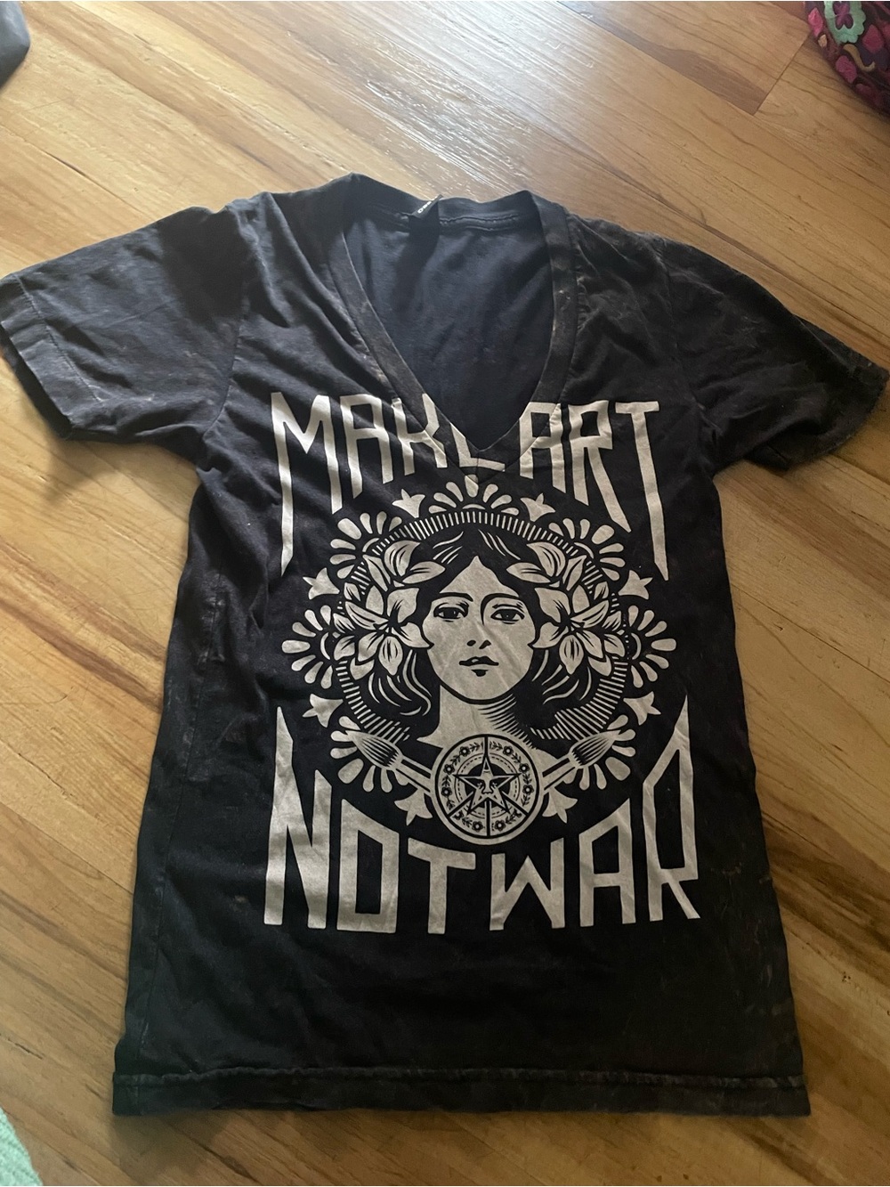 Obey Make Art Not War Graphic V-Neck Tee Small
